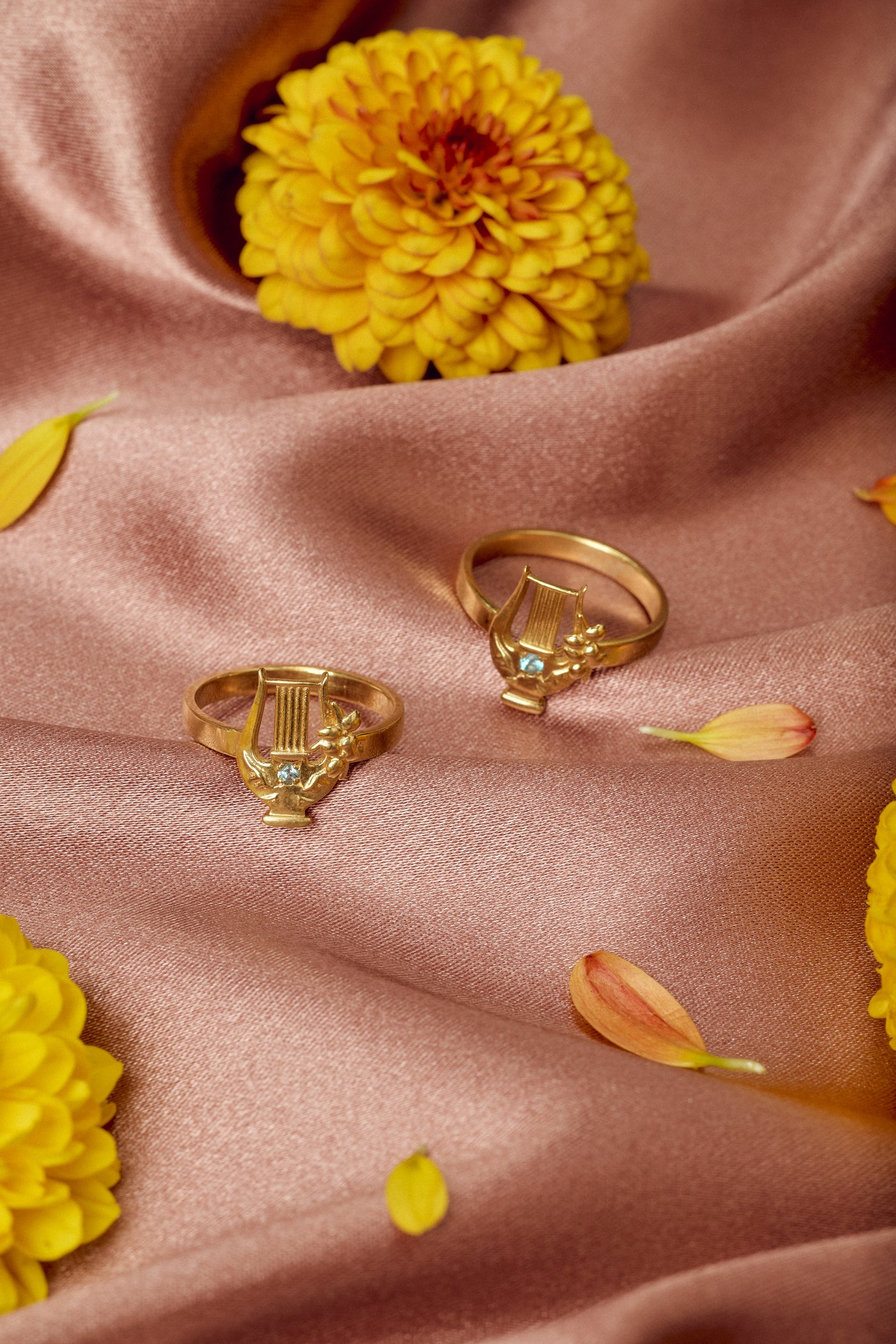 Venti Lyre Ring with Topaz