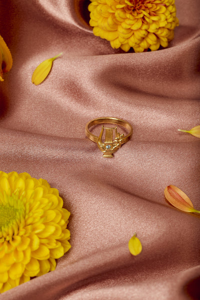 Venti Lyre Ring with Topaz